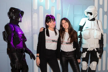 Los fans de la saga 'Star Wars' se acercaron a Baluarte el pasado domingo para descubrir el universo creativo de la película y los secretos del rodaje comandado por George Lucas en la exposición de la Sala de la Muralla que llegó a Pamplona el 5 de diciembre para quedarse hasta el 12 de enero.