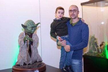 Los fans de la saga 'Star Wars' se acercaron a Baluarte el pasado domingo para descubrir el universo creativo de la película y los secretos del rodaje comandado por George Lucas en la exposición de la Sala de la Muralla que llegó a Pamplona el 5 de diciembre para quedarse hasta el 12 de enero.