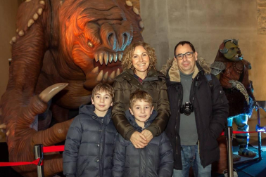 Los fans de la saga 'Star Wars' se acercaron a Baluarte el pasado domingo para descubrir el universo creativo de la película y los secretos del rodaje comandado por George Lucas en la exposición de la Sala de la Muralla que llegó a Pamplona el 5 de diciembre para quedarse hasta el 12 de enero.