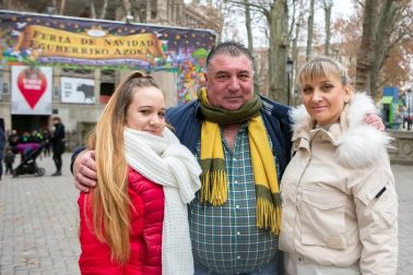 La Plaza de Toros de Pamplona acoge un año más la tradicional Feria de Navidad, que podrá visitarse hasta el próximo 7 de enero. El recinto propone un paseo entre más de 50 stands. También se han organizado sesiones de magia a cargo de Mago Bosco y una serie de talleres de maquillaje infantil a cargo de Maikanpanilla.