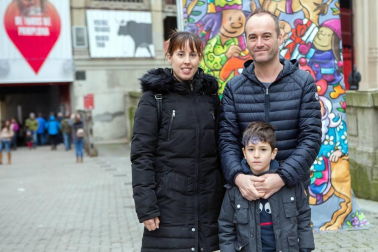 La Plaza de Toros de Pamplona acoge un año más la tradicional Feria de Navidad, que podrá visitarse hasta el próximo 7 de enero. El recinto propone un paseo entre más de 50 stands. También se han organizado sesiones de magia a cargo de Mago Bosco y una serie de talleres de maquillaje infantil a cargo de Maikanpanilla.
