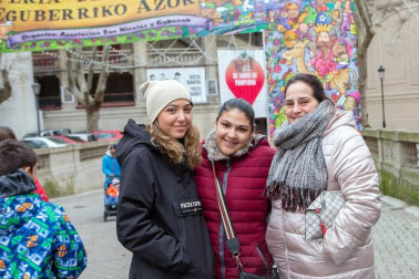 La Plaza de Toros de Pamplona acoge un año más la tradicional Feria de Navidad, que podrá visitarse hasta el próximo 7 de enero. El recinto propone un paseo entre más de 50 stands. También se han organizado sesiones de magia a cargo de Mago Bosco y una serie de talleres de maquillaje infantil a cargo de Maikanpanilla.