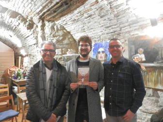 La librería Letras a la Taza de Tudela fue el escenario de la presentación de la última obra de Domingo Alberto Martínez, Un ciervo en la carretera, una antología de relatos, muchos de ellos premiados, que lleva al lector por distintos escenarios históricos, desde el París de la Revolución Francesa hasta el Madrid gris y triste del No-Do, pasando por las callejuelas del Londres victoriano en las que acecha la sombra de Jack el Destripador. En la foto, el autor junto a Pepe Alfaro, que presentó el acto, y Mikel Arilla, periodista y poeta.