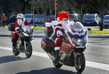 Decenas de Papá y Mamá Noel han acudido este domingo en una caravana de motos hasta el Complejo Hospitalario de Navarra para repartir juguetes entre los niños ingresados.