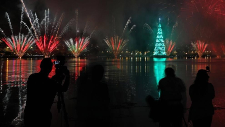 La imponente estructura metálica de 70 metros de altura se iluminó en un juego de luces multicolor sobre la laguna Rodrigo de Freitas, uno de los lugares más icónicos