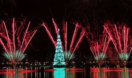 La imponente estructura metálica de 70 metros de altura se iluminó en un juego de luces multicolor sobre la laguna Rodrigo de Freitas, uno de los lugares más icónicos