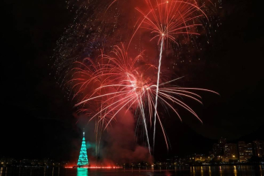 La imponente estructura metálica de 70 metros de altura se iluminó en un juego de luces multicolor sobre la laguna Rodrigo de Freitas, uno de los lugares más icónicos