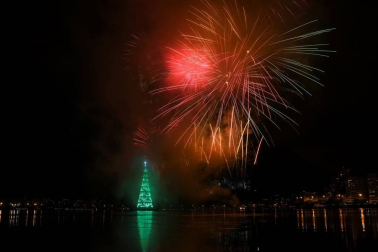 La imponente estructura metálica de 70 metros de altura se iluminó en un juego de luces multicolor sobre la laguna Rodrigo de Freitas, uno de los lugares más icónicos