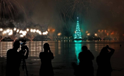La imponente estructura metálica de 70 metros de altura se iluminó en un juego de luces multicolor sobre la laguna Rodrigo de Freitas, uno de los lugares más icónicos
