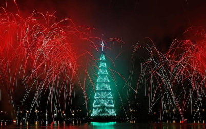 La imponente estructura metálica de 70 metros de altura se iluminó en un juego de luces multicolor sobre la laguna Rodrigo de Freitas, uno de los lugares más icónicos