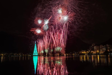 La imponente estructura metálica de 70 metros de altura se iluminó en un juego de luces multicolor sobre la laguna Rodrigo de Freitas, uno de los lugares más icónicos