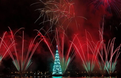 La imponente estructura metálica de 70 metros de altura se iluminó en un juego de luces multicolor sobre la laguna Rodrigo de Freitas, uno de los lugares más icónicos