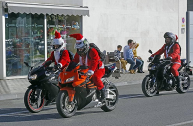 Decenas de Papá y Mamá Noel han acudido este domingo en una caravana de motos hasta el Complejo Hospitalario de Navarra para repartir juguetes entre los niños ingresados.
