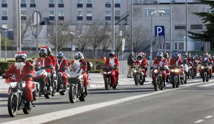 Decenas de Papá y Mamá Noel han acudido este domingo en una caravana de motos hasta el Complejo Hospitalario de Navarra para repartir juguetes entre los niños ingresados.