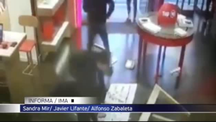 Desvalijan una tienda de móviles en Picassent en 35 segundos