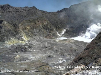 Medio centenar de turistas se encontraban en la isla donde ha entrado en erupción