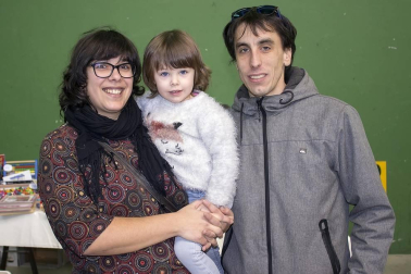 Los vecinos de Zulueta organizaron el pasado viernes un mercadillo de Navidad. Los amigos y las familias tuvieron la oportunidad de comprar los últimos regalos antes de Nochebuena y reunirse para disfrutar de las actividades organizadas durante la feria, como los sorteos o la entrega de cartas al Olentzero.