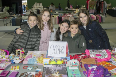 Los vecinos de Zulueta organizaron el pasado viernes un mercadillo de Navidad. Los amigos y las familias tuvieron la oportunidad de comprar los últimos regalos antes de Nochebuena y reunirse para disfrutar de las actividades organizadas durante la feria, como los sorteos o la entrega de cartas al Olentzero.