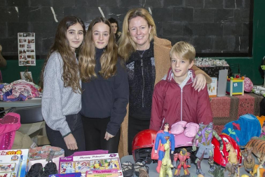 Los vecinos de Zulueta organizaron el pasado viernes un mercadillo de Navidad. Los amigos y las familias tuvieron la oportunidad de comprar los últimos regalos antes de Nochebuena y reunirse para disfrutar de las actividades organizadas durante la feria, como los sorteos o la entrega de cartas al Olentzero.