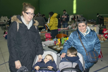Los vecinos de Zulueta organizaron el pasado viernes un mercadillo de Navidad. Los amigos y las familias tuvieron la oportunidad de comprar los últimos regalos antes de Nochebuena y reunirse para disfrutar de las actividades organizadas durante la feria, como los sorteos o la entrega de cartas al Olentzero.
