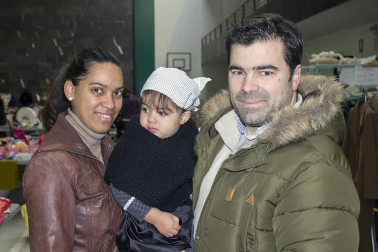 Los vecinos de Zulueta organizaron el pasado viernes un mercadillo de Navidad. Los amigos y las familias tuvieron la oportunidad de comprar los últimos regalos antes de Nochebuena y reunirse para disfrutar de las actividades organizadas durante la feria, como los sorteos o la entrega de cartas al Olentzero.