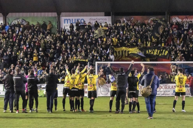 El estadio La Planilla de Calahorra acogió este jueves, 19 de diciembre, la eliminatoria de primera ronda de la Copa del Rey entre el conjunto de Azagra y los gallegos, con victoria final para los visitantes por 0-2.