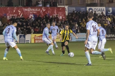 El estadio La Planilla de Calahorra acogió este jueves, 19 de diciembre, la eliminatoria de primera ronda de la Copa del Rey entre el conjunto de Azagra y los gallegos, con victoria final para los visitantes por 0-2.