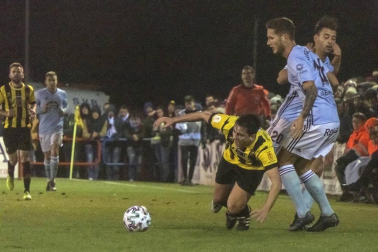 El estadio La Planilla de Calahorra acogió este jueves, 19 de diciembre, la eliminatoria de primera ronda de la Copa del Rey entre el conjunto de Azagra y los gallegos, con victoria final para los visitantes por 0-2.