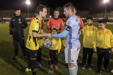El estadio La Planilla de Calahorra acogió este jueves, 19 de diciembre, la eliminatoria de primera ronda de la Copa del Rey entre el conjunto de Azagra y los gallegos, con victoria final para los visitantes por 0-2.