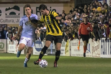 El estadio La Planilla de Calahorra acogió este jueves, 19 de diciembre, la eliminatoria de primera ronda de la Copa del Rey entre el conjunto de Azagra y los gallegos, con victoria final para los visitantes por 0-2.