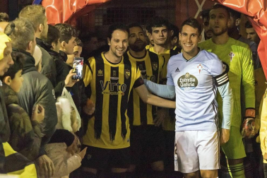 El estadio La Planilla de Calahorra acogió este jueves, 19 de diciembre, la eliminatoria de primera ronda de la Copa del Rey entre el conjunto de Azagra y los gallegos, con victoria final para los visitantes por 0-2.