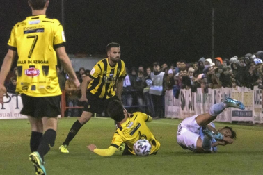 El estadio La Planilla de Calahorra acogió este jueves, 19 de diciembre, la eliminatoria de primera ronda de la Copa del Rey entre el conjunto de Azagra y los gallegos, con victoria final para los visitantes por 0-2.