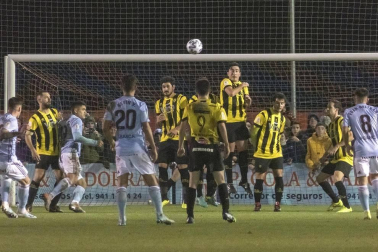 El estadio La Planilla de Calahorra acogió este jueves, 19 de diciembre, la eliminatoria de primera ronda de la Copa del Rey entre el conjunto de Azagra y los gallegos, con victoria final para los visitantes por 0-2.
