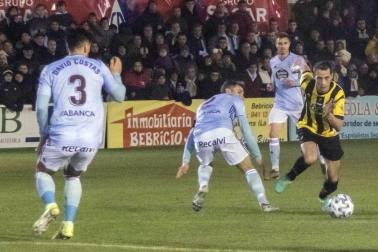 El estadio La Planilla de Calahorra acogió este jueves, 19 de diciembre, la eliminatoria de primera ronda de la Copa del Rey entre el conjunto de Azagra y los gallegos, con victoria final para los visitantes por 0-2.