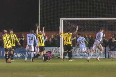 El estadio La Planilla de Calahorra acogió este jueves, 19 de diciembre, la eliminatoria de primera ronda de la Copa del Rey entre el conjunto de Azagra y los gallegos, con victoria final para los visitantes por 0-2.