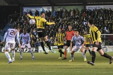 El estadio La Planilla de Calahorra acogió este jueves, 19 de diciembre, la eliminatoria de primera ronda de la Copa del Rey entre el conjunto de Azagra y los gallegos, con victoria final para los visitantes por 0-2.