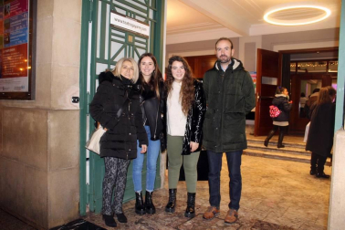 El pasado viernes 13 de diciembre, el cantante Blas Cantó viajó a Pamplona dentro de su gira 'Complicados'. El Teatro Gayarre acogió la presentación de este álbum, que ha sido número uno en ventas e incluye éxitos como 'Él no soy yo', 'In your bed' o 'No volveré a seguir tus pasos'. Los seguidores del cantante vibraron con el concierto.