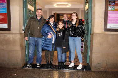 El pasado viernes 13 de diciembre, el cantante Blas Cantó viajó a Pamplona dentro de su gira 'Complicados'. El Teatro Gayarre acogió la presentación de este álbum, que ha sido número uno en ventas e incluye éxitos como 'Él no soy yo', 'In your bed' o 'No volveré a seguir tus pasos'. Los seguidores del cantante vibraron con el concierto.