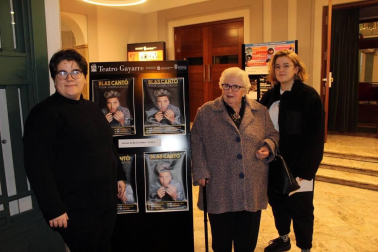 El pasado viernes 13 de diciembre, el cantante Blas Cantó viajó a Pamplona dentro de su gira 'Complicados'. El Teatro Gayarre acogió la presentación de este álbum, que ha sido número uno en ventas e incluye éxitos como 'Él no soy yo', 'In your bed' o 'No volveré a seguir tus pasos'. Los seguidores del cantante vibraron con el concierto.