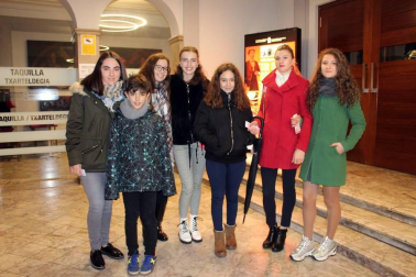 El pasado viernes 13 de diciembre, el cantante Blas Cantó viajó a Pamplona dentro de su gira 'Complicados'. El Teatro Gayarre acogió la presentación de este álbum, que ha sido número uno en ventas e incluye éxitos como 'Él no soy yo', 'In your bed' o 'No volveré a seguir tus pasos'. Los seguidores del cantante vibraron con el concierto.