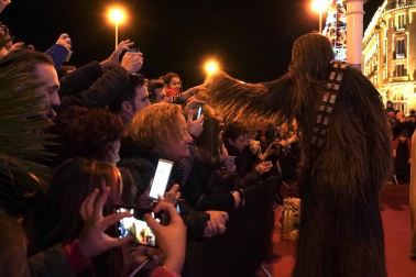 El teatro Victoria Eugenia de San Sebastián acogió este miércoles el preestreno en España de la última película de 'Star Wars', 42 años después de que también lo hiciera con 'La guerra de las galaxias'.