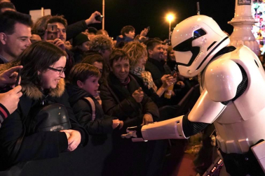 El teatro Victoria Eugenia de San Sebastián acogió este miércoles el preestreno en España de la última película de 'Star Wars', 42 años después de que también lo hiciera con 'La guerra de las galaxias'.