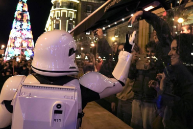 El teatro Victoria Eugenia de San Sebastián acogió este miércoles el preestreno en España de la última película de 'Star Wars', 42 años después de que también lo hiciera con 'La guerra de las galaxias'.