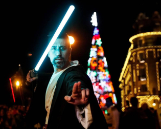 El teatro Victoria Eugenia de San Sebastián acogió este miércoles el preestreno en España de la última película de 'Star Wars', 42 años después de que también lo hiciera con 'La guerra de las galaxias'.