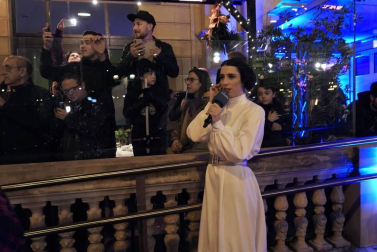 El teatro Victoria Eugenia de San Sebastián acogió este miércoles el preestreno en España de la última película de 'Star Wars', 42 años después de que también lo hiciera con 'La guerra de las galaxias'.