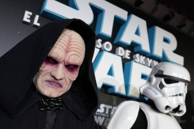 El teatro Victoria Eugenia de San Sebastián acogió este miércoles el preestreno en España de la última película de 'Star Wars', 42 años después de que también lo hiciera con 'La guerra de las galaxias'.
