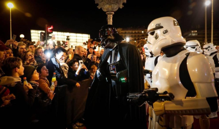 El teatro Victoria Eugenia de San Sebastián acogió este miércoles el preestreno en España de la última película de 'Star Wars', 42 años después de que también lo hiciera con 'La guerra de las galaxias'.