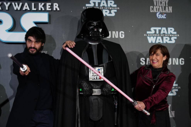El teatro Victoria Eugenia de San Sebastián acogió este miércoles el preestreno en España de la última película de 'Star Wars', 42 años después de que también lo hiciera con 'La guerra de las galaxias'.