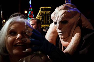 El teatro Victoria Eugenia de San Sebastián acogió este miércoles el preestreno en España de la última película de 'Star Wars', 42 años después de que también lo hiciera con 'La guerra de las galaxias'.