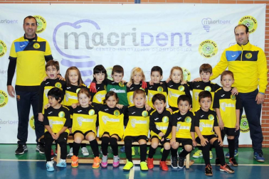 Caparroso sacó pecho presentando a sus equipos de fútbol sala. Equipos masculinos, femeninos y mixtos se reunieron para protagonizar la foto de la temporada. Un día de fiesta para este club deportivo.